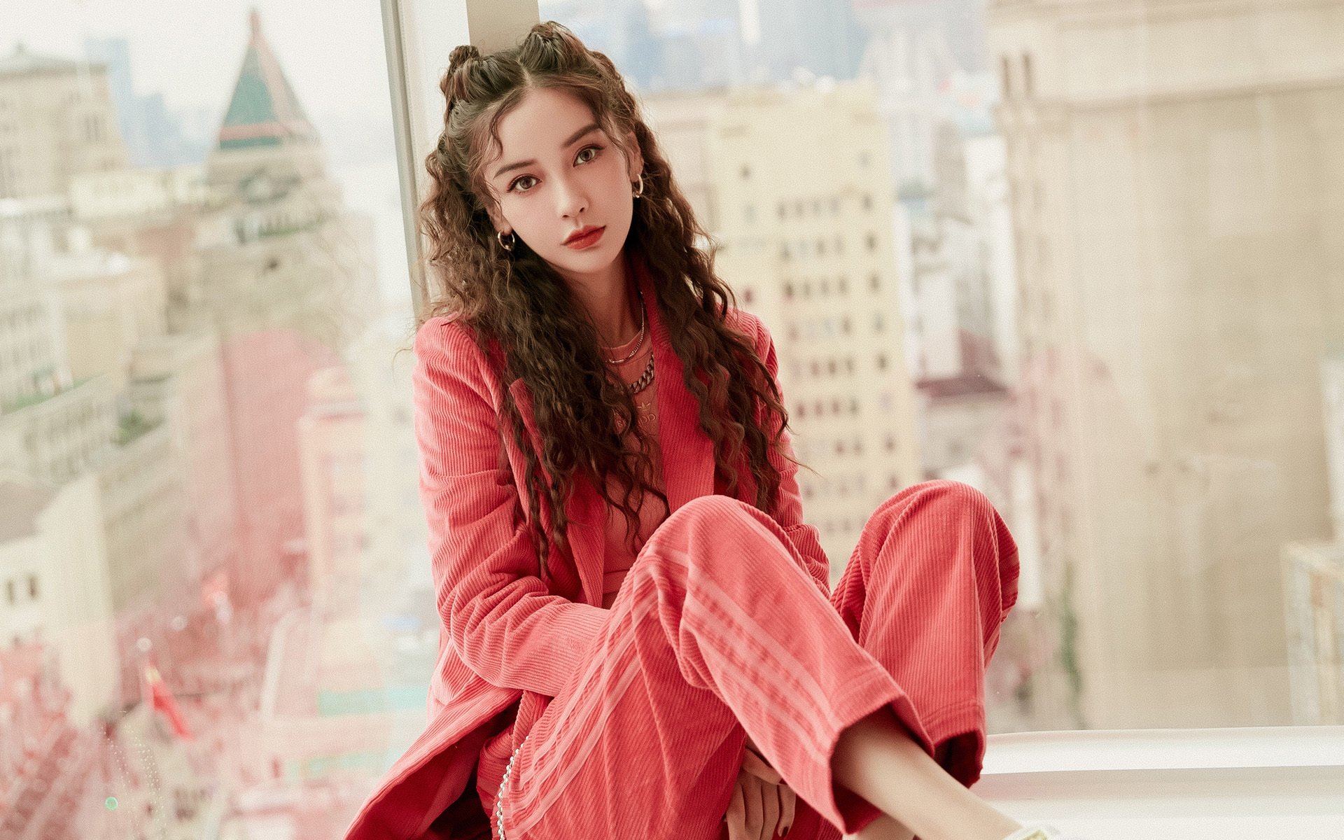 “未来赛车：新能源动力带来的速度革命”，未来能源汽车